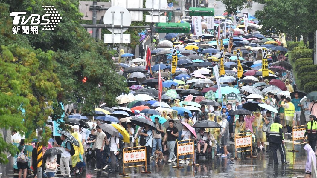 「還路於民遊行」20日下午於台北登場，現場雨勢滂沱。（圖／胡瑞麒攝）