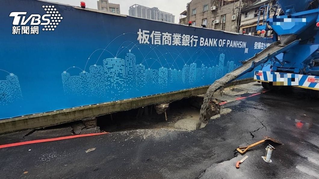 台北市萬華區今（20）日突然出現長3公尺、寬2公尺、深度1.5公尺的天坑。（圖／TVBS）