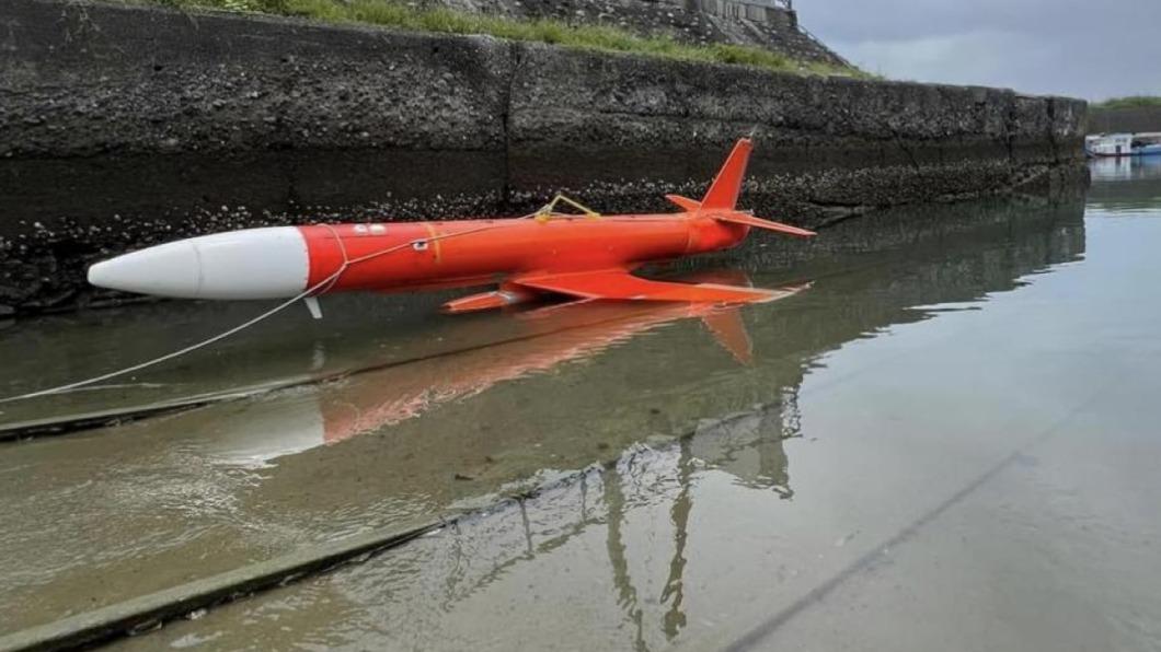 台東金樽海邊出現橘色飛行器。（圖／民眾提供）