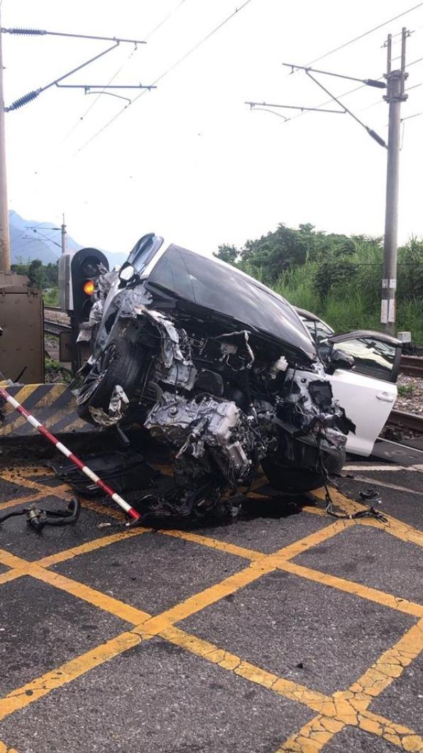 今早有輛轎車直接撞上401次太魯閣號。（圖／翻攝自記者爆料網）