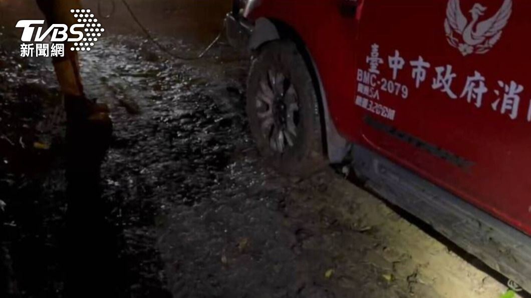搜救車輛一度卡在泥濘中。（圖／民眾提供）