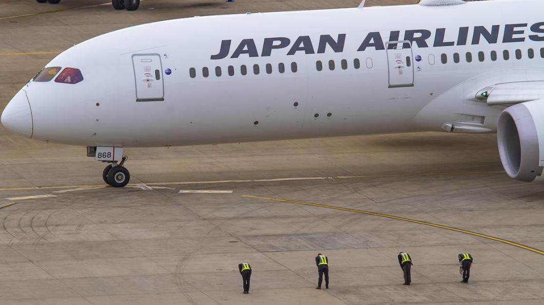 日本的機場地勤在航班起飛前向機上乘客鞠躬致意。（圖／翻攝自Sydney Airport臉書）