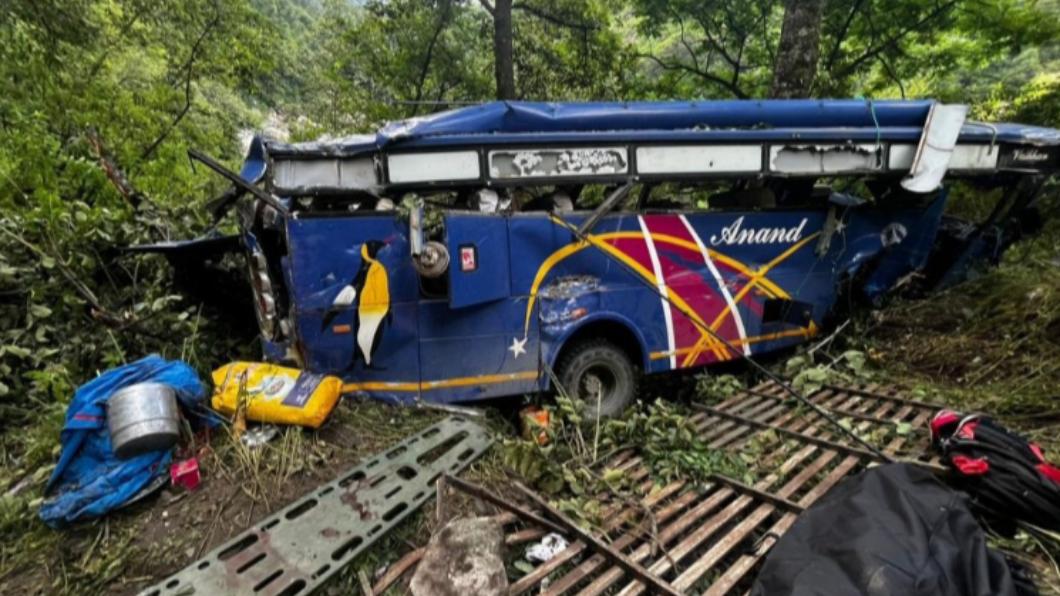 印度巴士墜谷導致7人死亡。（圖／翻攝自推特@SaharanpurNEWS）