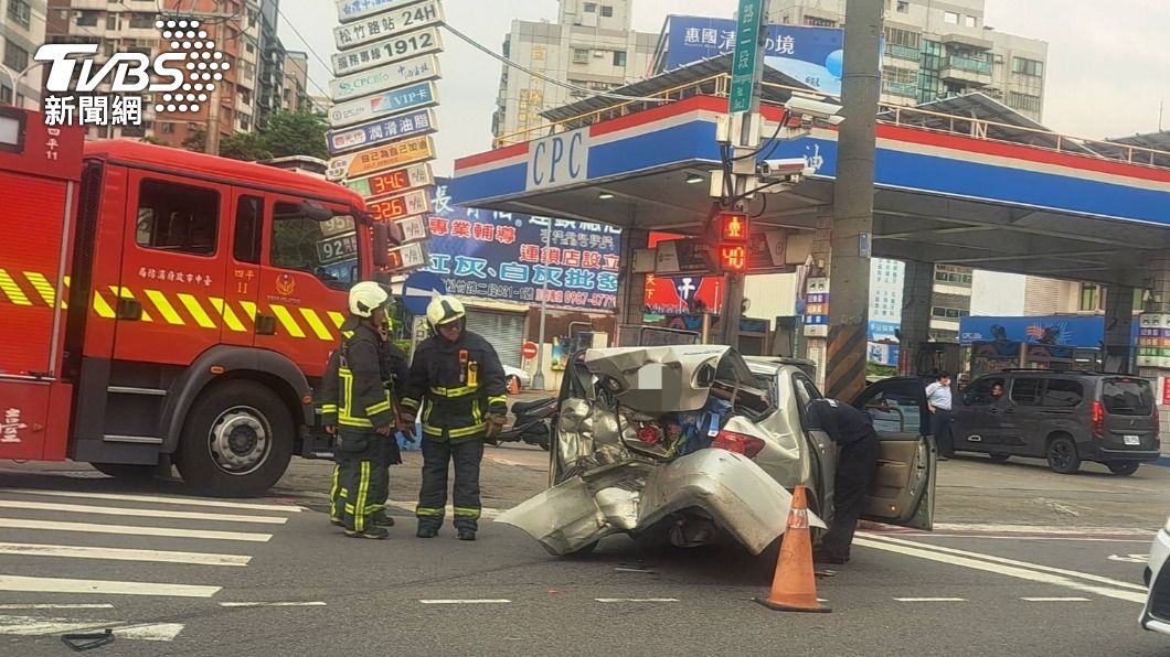 該起連環車禍造成4人受傷。（圖／警方提供）