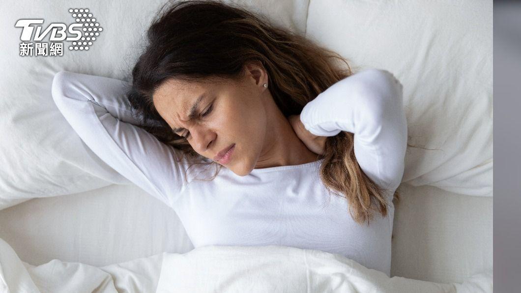 落枕通常是睡眠時頸部扭曲或受寒所造成的。（示意圖／shutterstock達志影像）