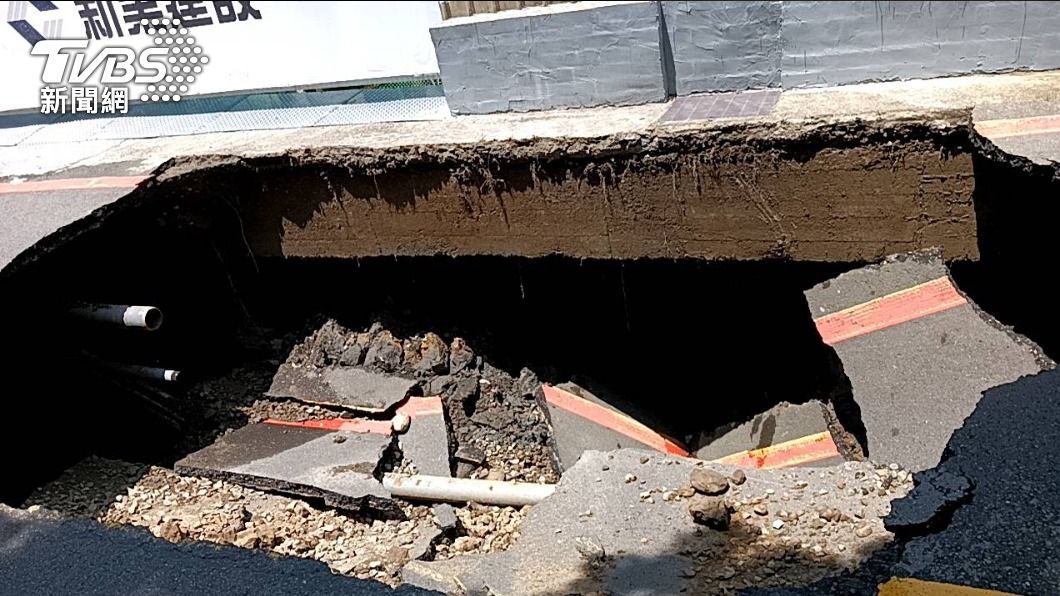 Hsinchu County Magistrate Yang Wen-ke stated that the cause of a recent sinkhole is likely due to ga Sinkhole in Hsinchu likely caused by gas leakage