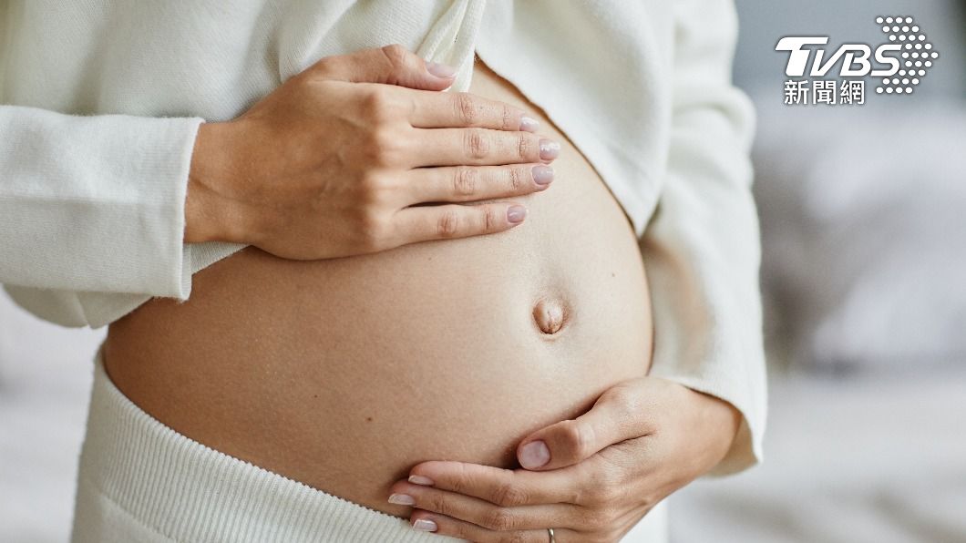 巴西一名懷胎9個月的準媽媽，在洗澡後為手機充電時不幸觸電身亡，腹中的胎兒也沒能存活。（示意圖／shutterstock達志影像）