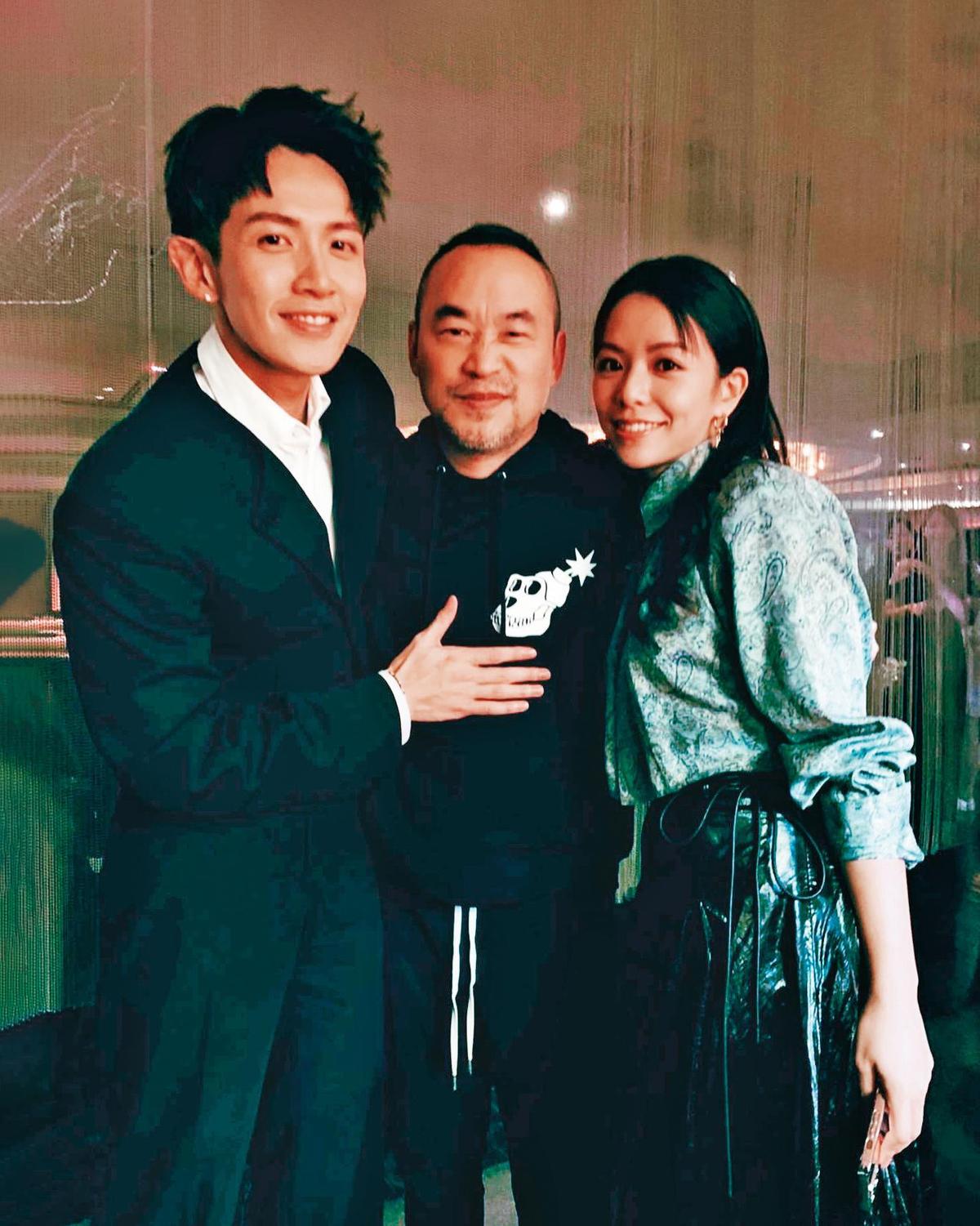 50歲黃立成帶「19歲烏克蘭辣模」回家街邊火熱互動曝光│TVBS新聞網