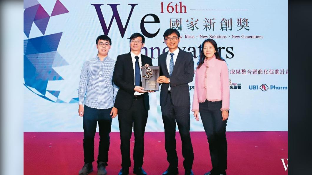 成大副教授李訓谷（左2）2021年獲國家新創獎，但其氣凝膠技術卻涉嫌剽竊。（圖／翻攝自成大能源科技與策略研究中心官網）