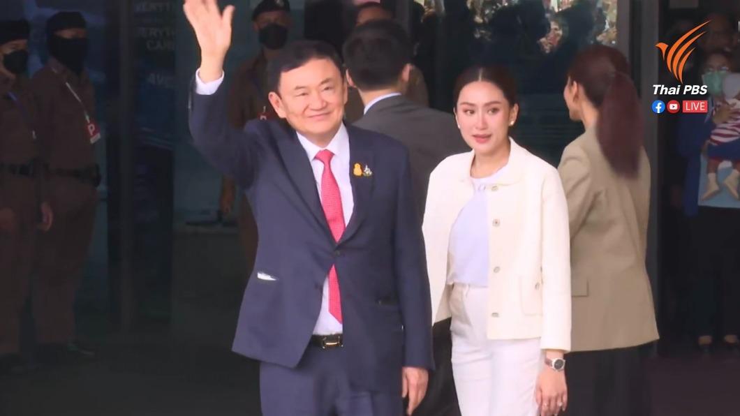 泰國流亡前總理戴克辛（左）22日搭專機回國，在小女兒貝東丹陪同下，出面與機場外支持者揮手致意。（圖／翻攝自Thai PBS直播）