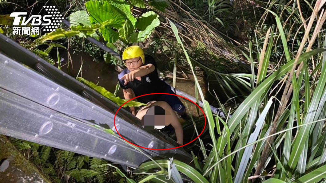 男子墜落溪谷受傷。（圖／TVBS）