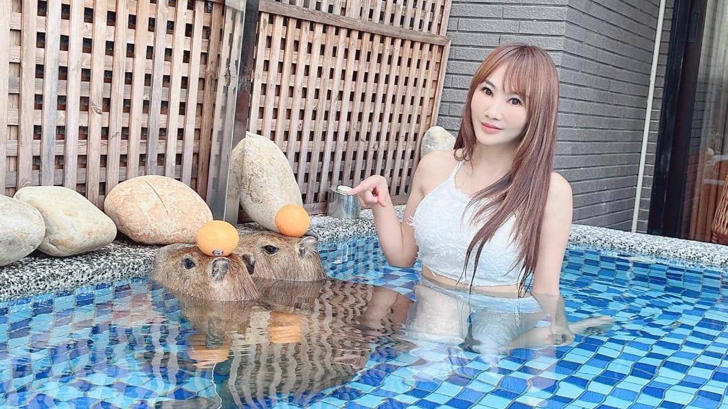王宥忻在自家豪宅打造的超大水池和水豚君一起戲水。（圖／固力狗提供）