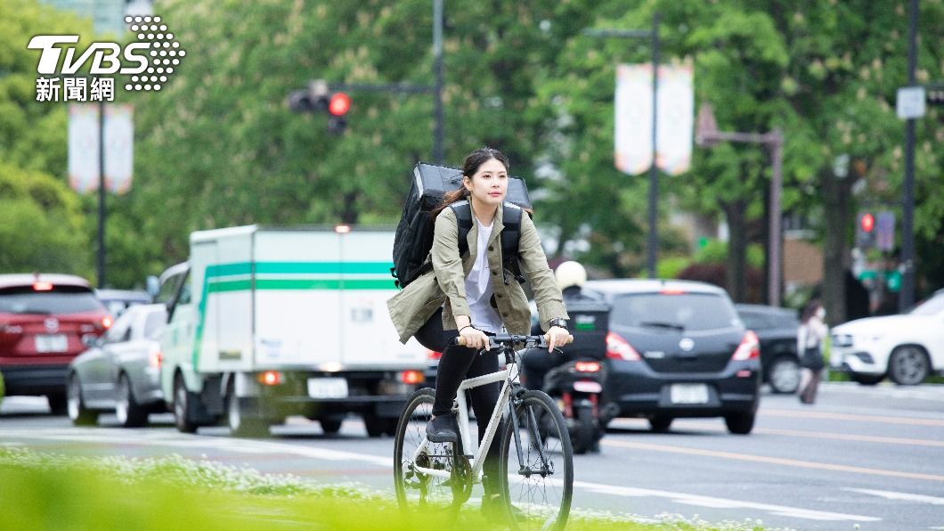 腳踏車法規規定屬於慢車，但又可以行駛於人行道。（示意圖／shutterstock達志影像） 