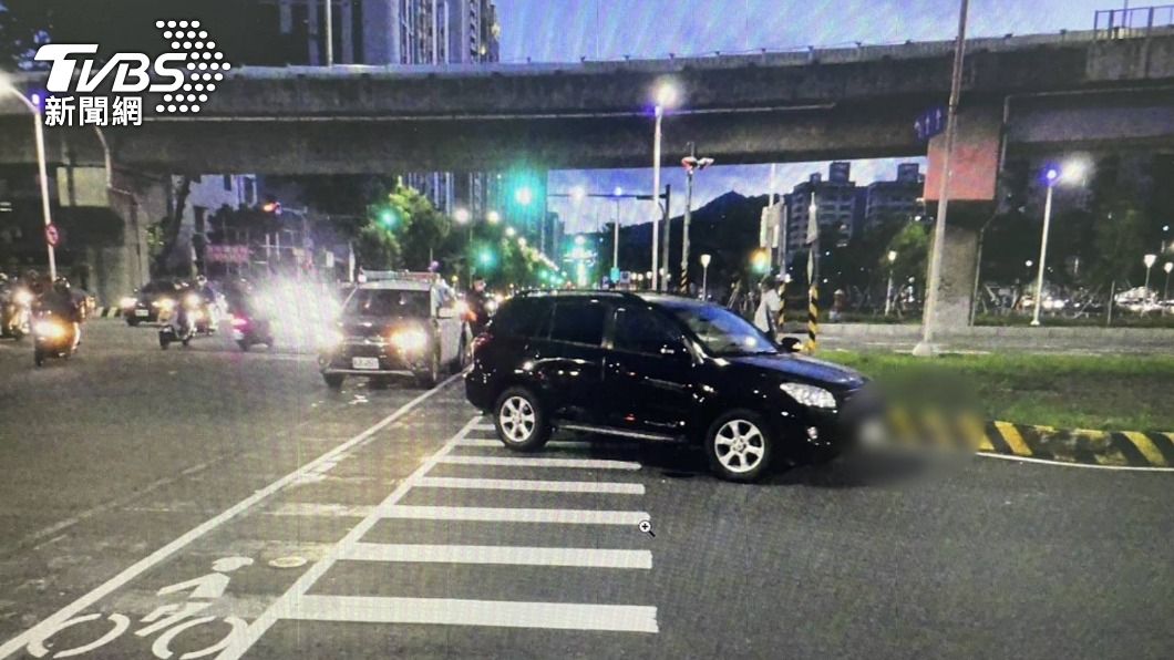 王姓女子走在斑馬線上過馬路，沒想到被一名蔡姓男子駕駛休旅車撞上。（圖／TVBS）