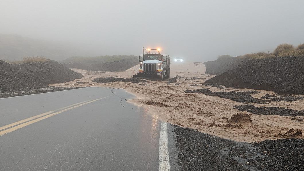 罕見熱帶風暴登陸侵襲加州，就連「最乾燥」的死亡谷都出現洪災。（圖／翻攝自Death Valley公園粉專）