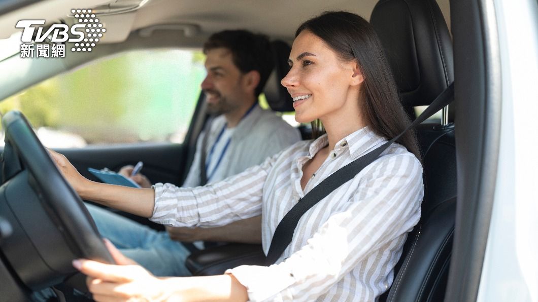 英國研究發現，女性駕駛在停車技術上，略勝男性駕駛一籌。（示意圖／達志影像Shutterstock）