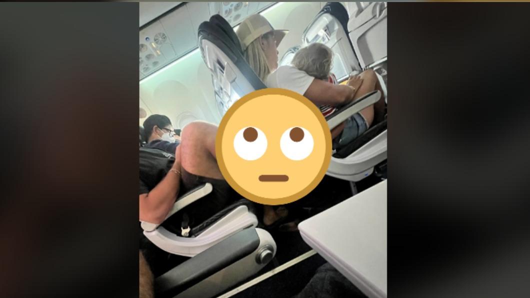 有網友分享自己看到機上旅客的誇張行徑。（圖／翻攝自社交平台 Reddit）