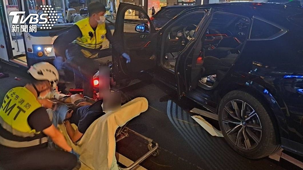 周姓男子因癲癇發作造成車禍，一度受困車內被消防人員抬出送醫。（圖／TVBS）
