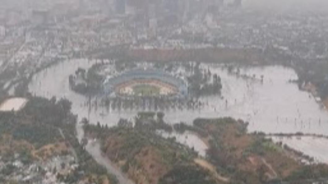 道奇球場疑似淹水的畫面在網路瘋傳。（圖／翻攝自Los Angeles Dodgers Aerial Photography推特）