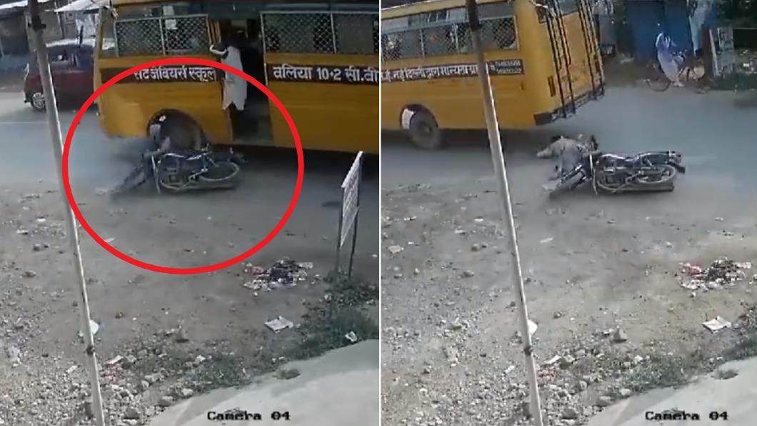 印度驚傳恐怖車禍，1名校長上班途中被追撞捲進車底。（圖／翻攝自Twitter@sirajnoorani）