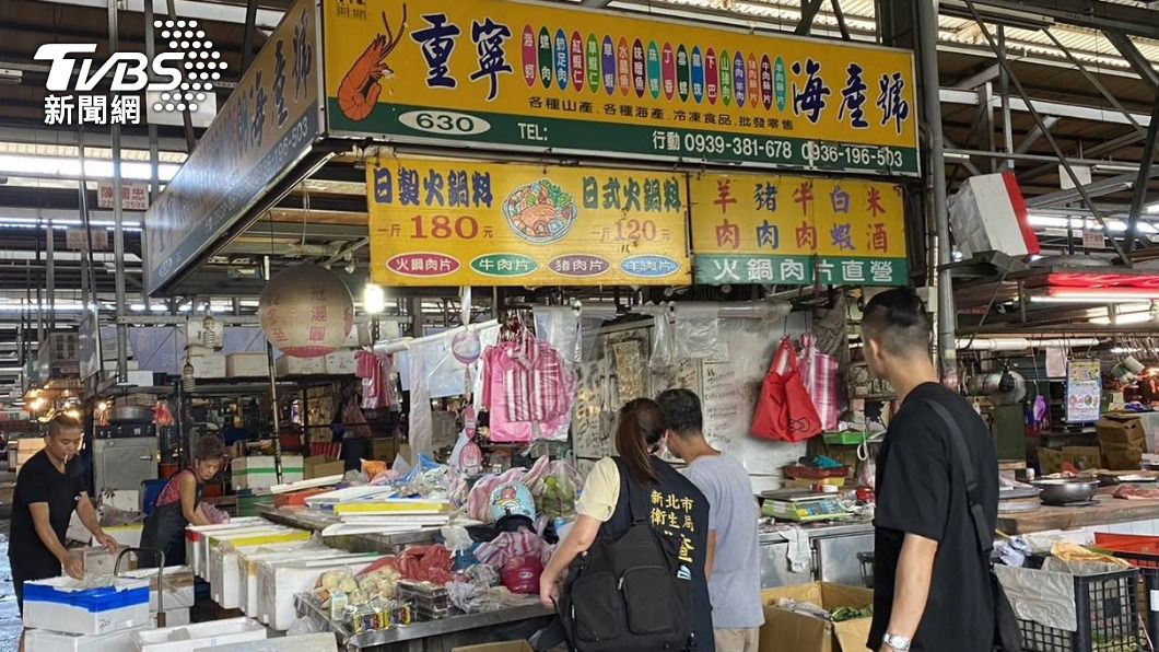 大台北果菜市場攤商「重寧海鮮號」傳出用豬肉混充羊肉販售。（圖／新北衛生局提供）