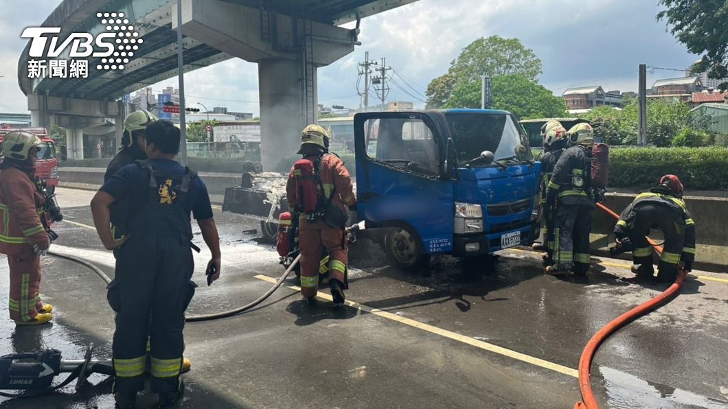 小貨車後車斗起火燃燒，大批警消到場搶救。（圖／TVBS）