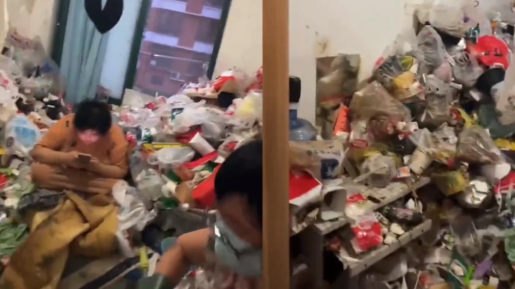 滿房的垃圾堆成小山，而房客本人若無其事地坐在垃圾堆中滑手機。（圖／翻攝自@mutian414推特）