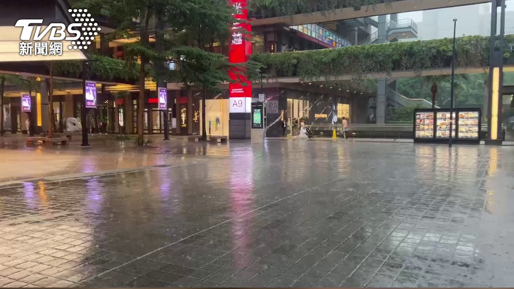 台北市信義區午後降下大雨。（圖／TVBS）