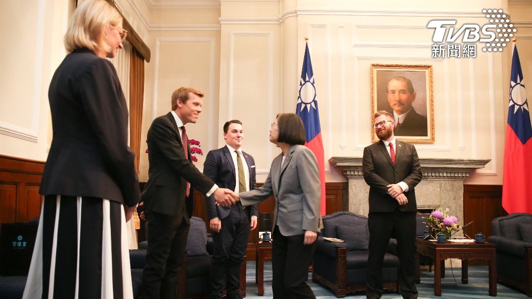 總統與瑞典國會議員訪團成員握手致意。（圖／中央社）