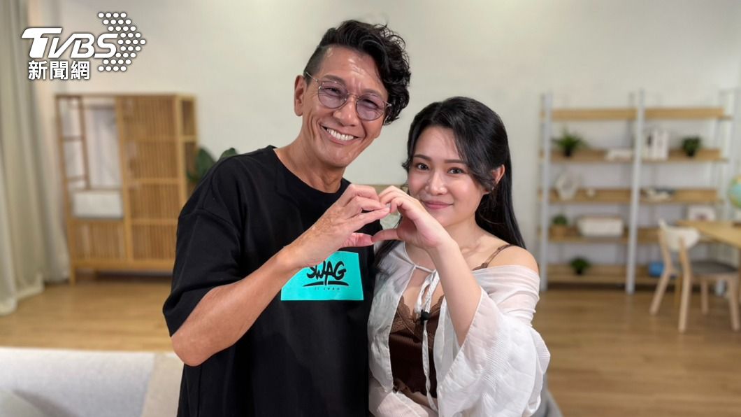 加藤鷹(左)接受網紅1G老溼的訪問。(圖/謝佩樺攝)