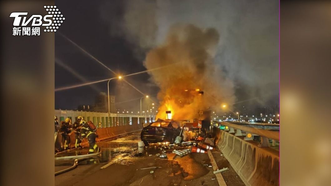 小轎車追撞工程車後起火燃燒，駕駛當場死亡。（圖／TVBS）