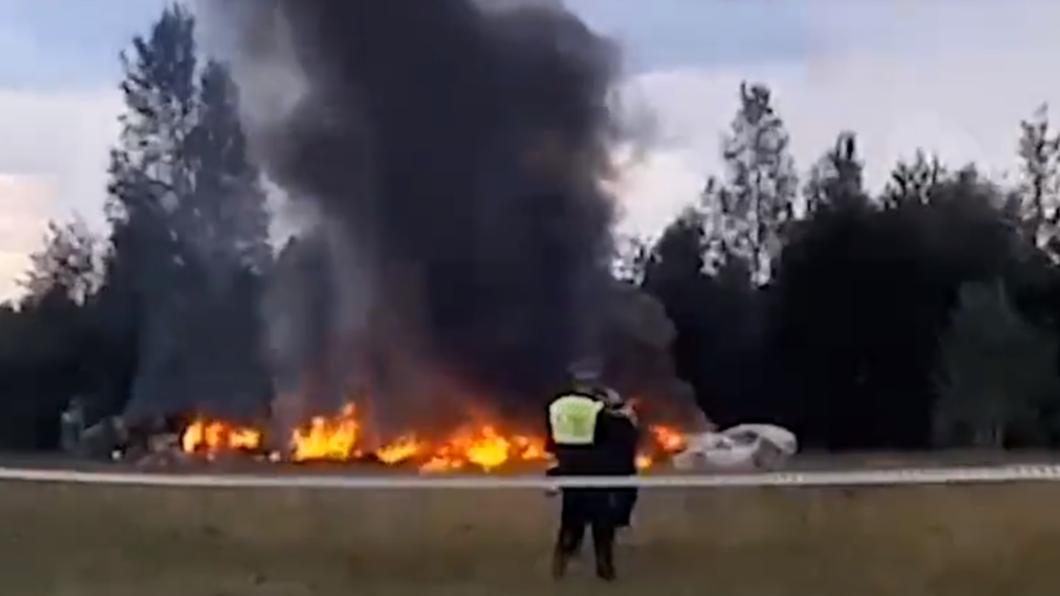 網上流傳疑似普里格津所搭乘的失事飛機起火畫面。（圖／翻攝自@revishvilig推特）