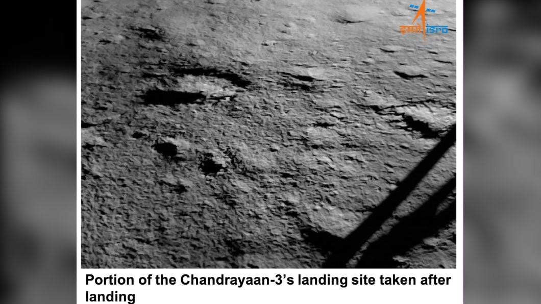 印度完成人類太空史首次登陸月球南極，並傳回第一張現場照片。（圖／翻攝自印度航太中心ISRO）