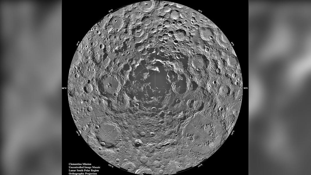 由美國克萊門汀號探測器拍攝的月球南極俯瞰照片，能藉此窺探表面各種隕石坑。（圖／翻攝自NASA/JPL-Caltech）