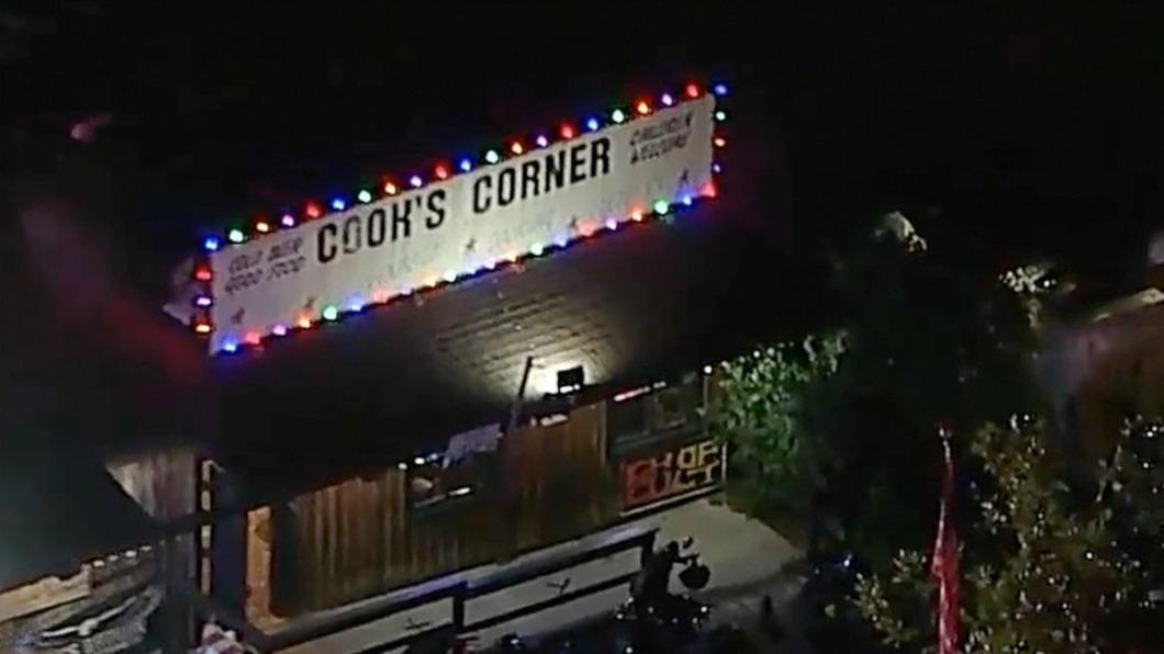 美國加州1間酒吧驚傳槍擊。（圖／翻攝自Twitter@KCAL NEWS）