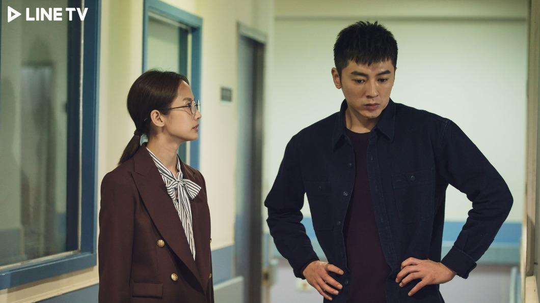 李國毅（右）、簡嫚書主演《靈異街11號》。（圖／LINE TV提供）