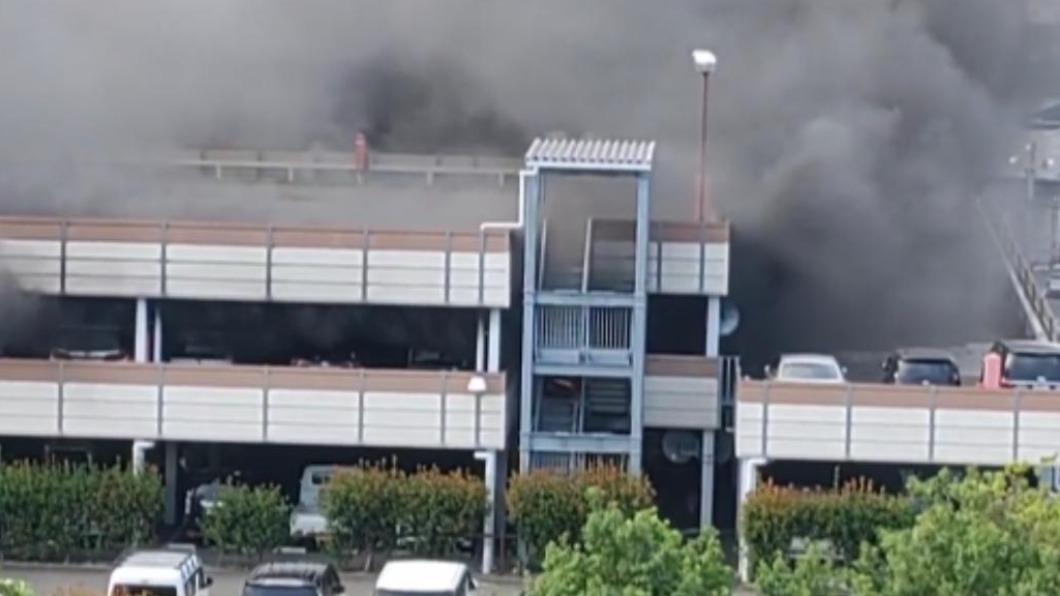柏青哥店的停車場遭火勢襲擊，黑煙籠罩。（圖／翻攝自＠bakusai_comＸ）