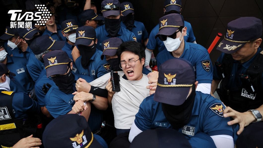 南韓有大學生試圖硬闖日本駐首爾大使館抗議含氚廢水排海計畫，遭到警方逮捕。（圖／達志影像路透社）