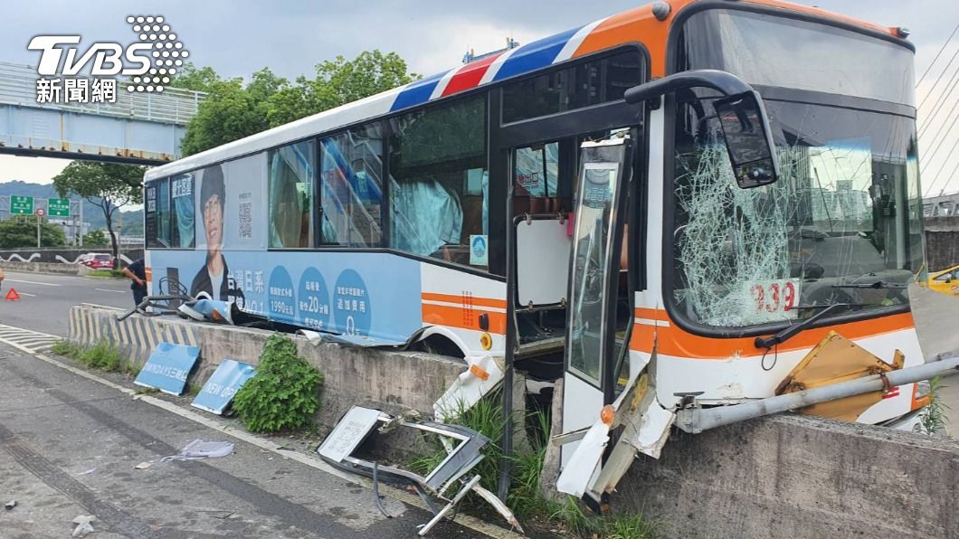 公車司機恍神自撞，車門因此脫落。（圖／TVBS）
