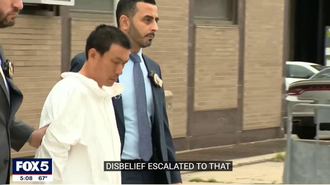 紐約華裔移民葉力勇（中間）在憤怒下，持鐵鎚殺害女房東被捕。（圖／翻攝自FOX 5新聞影片）