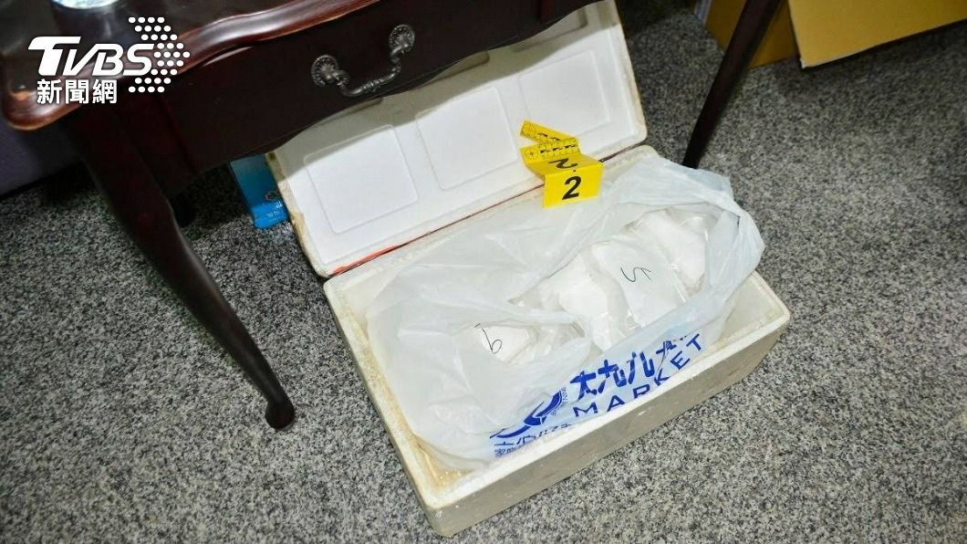 印有海鮮字樣保麗龍箱，裡面竟有市值逾4000萬元的一級毒品海洛因。（圖／TVBS）