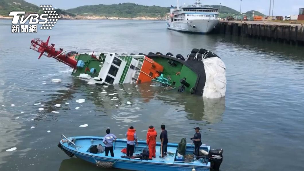 拖駁船疑似與新台馬輪發生碰撞。（圖／TVBS）