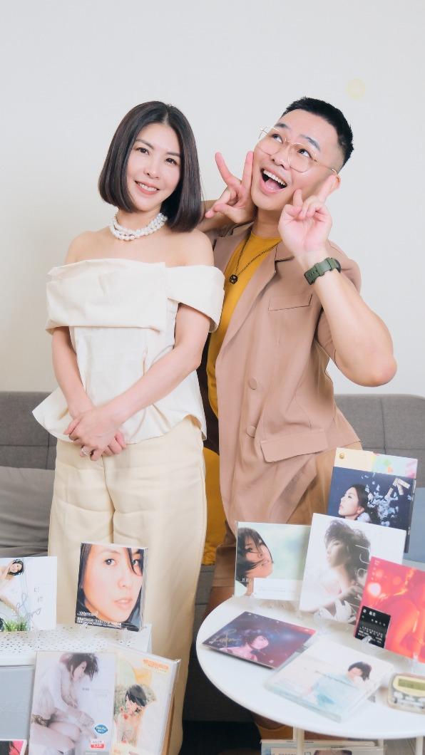 那那大師和許茹芸鐵粉情商出借收藏，讓許茹芸驚喜不已。（圖／小鋼炮娛樂提供）