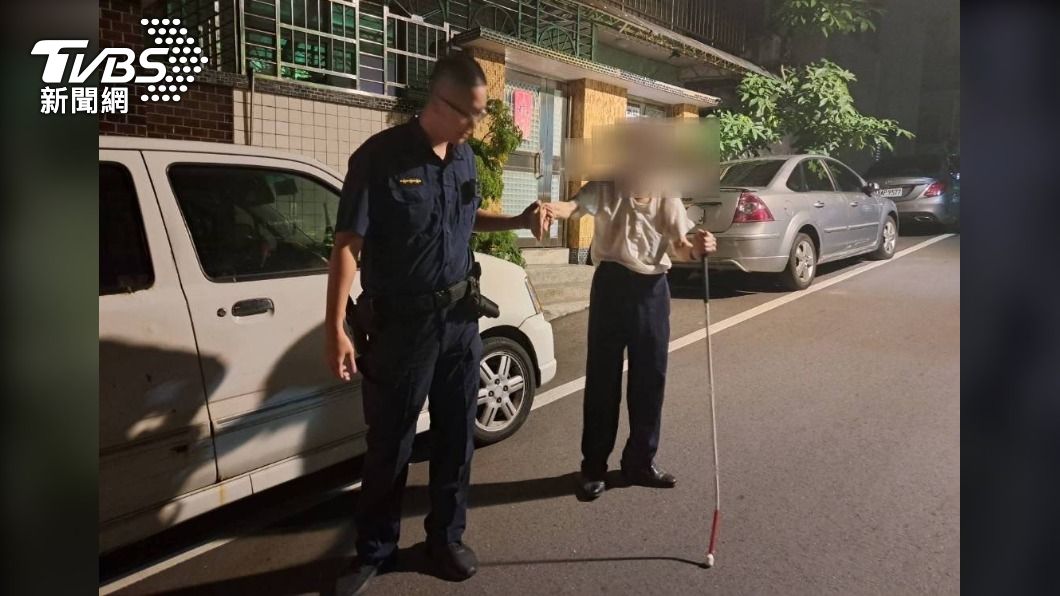 Keelung police safely return visually-impaired man home in the early morning hours on Friday. (TVBS  Keelung police safely return visually-impaired man home 