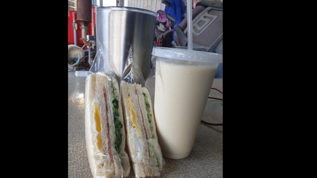 原PO到早餐店買三明治和豆漿。（圖／翻攝自爆廢公社　臉書）