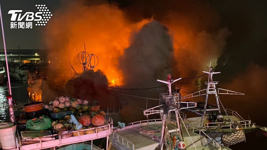 東港漁港火燒船。（圖／屏東消防局提供）