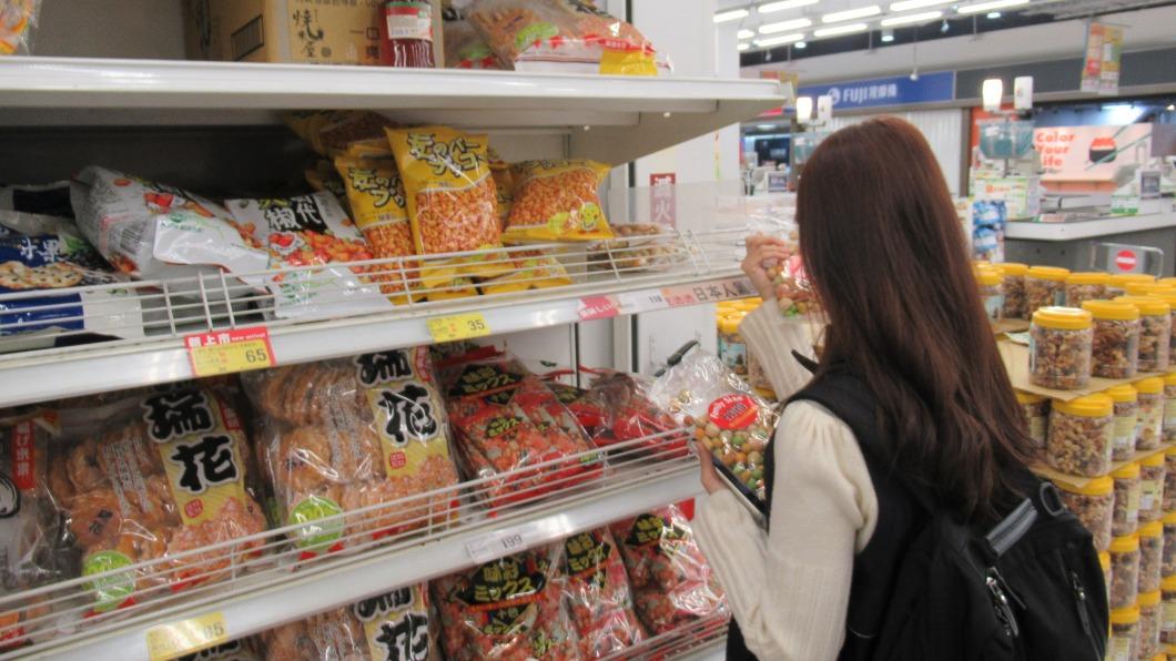 食安處稽查人員針對日本食品查驗把關。（圖／台中市食安處提供）