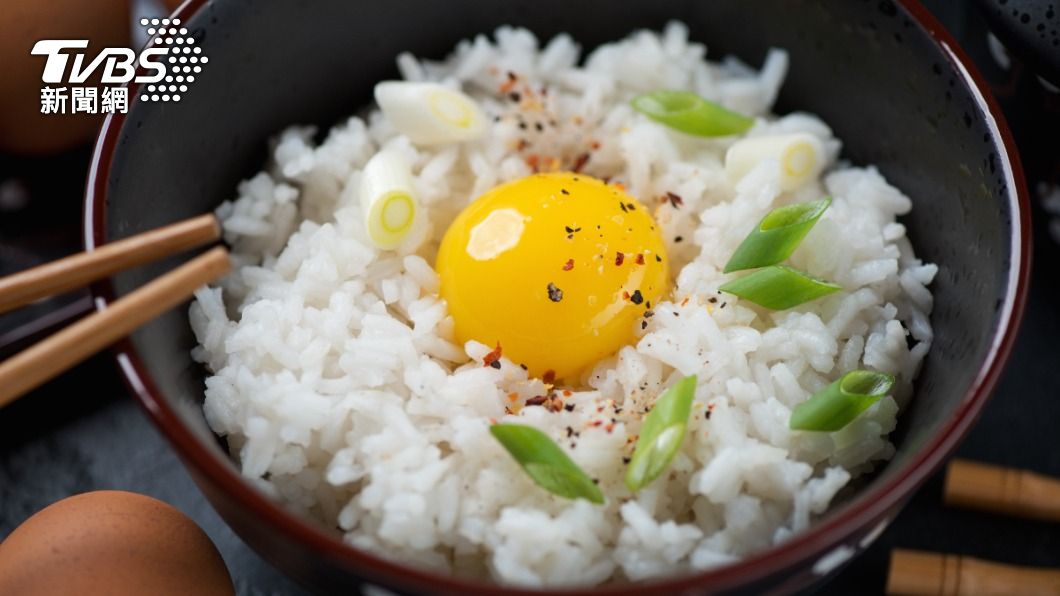 「生蛋拌飯」是一道日本常見美食，但台灣很少有食用生雞蛋的習慣。（示意圖／shutterstock達志影像） 