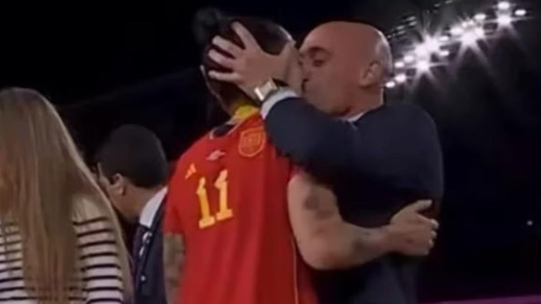 女足世界盃頒獎儀式上，艾爾莫索被足協主席盧比亞雷斯當眾強吻。（圖／翻攝自X @PopBase）