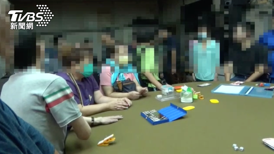 警方逮獲19名賭客。（圖／TVBS）